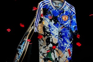 大众娱乐彩票app下载-曼联发布与石玫瑰乐队联名球衣，致敬传奇乐队与球迷文化