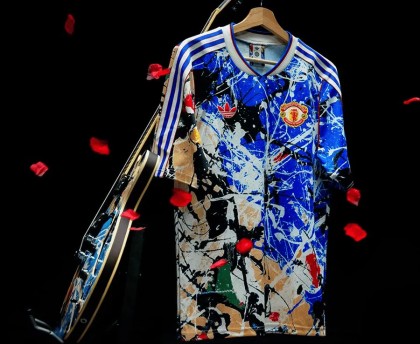 大众娱乐彩票app下载-曼联发布与石玫瑰乐队联名球衣，致敬传奇乐队与球迷文化