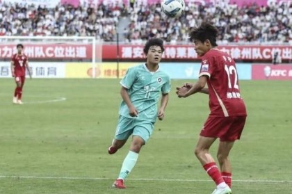 “苏超”最年轻球员上高中了，入学前一晚代表镇江队踢满全场