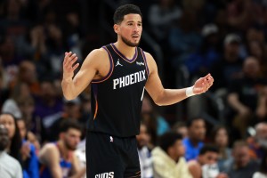 大众娱乐彩票app下载-火药味！布克认为被夹臂推了拉松&amp;哈克斯替队友出头 双双被吹技犯