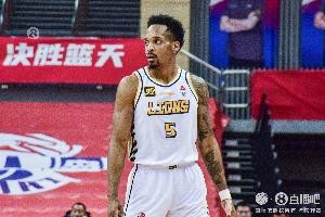 大众娱乐彩票app下载-延续状态！巴里-布朗首节6中4拿到10分2板1助1断
